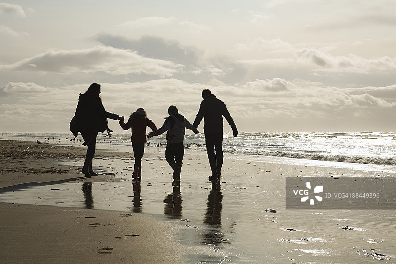 在海边的家庭图片素材