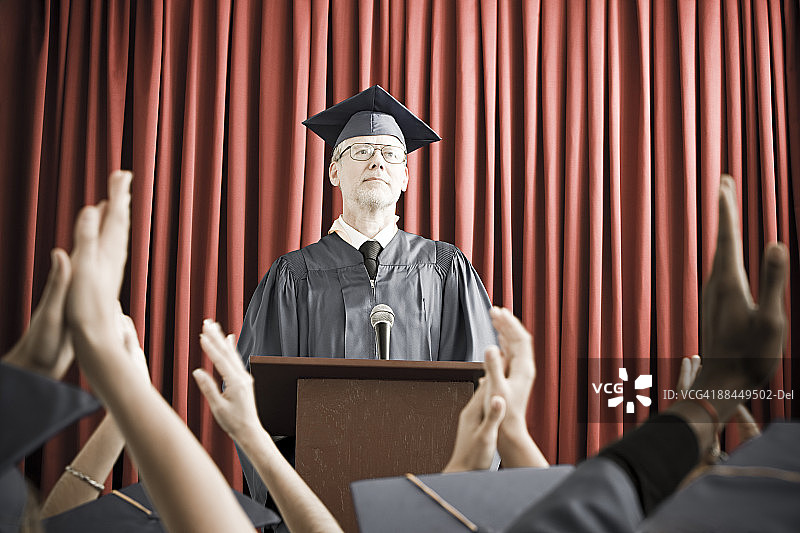 迪安发表毕业演讲图片素材
