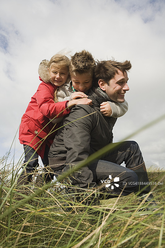 儿童与父亲在户外图片素材