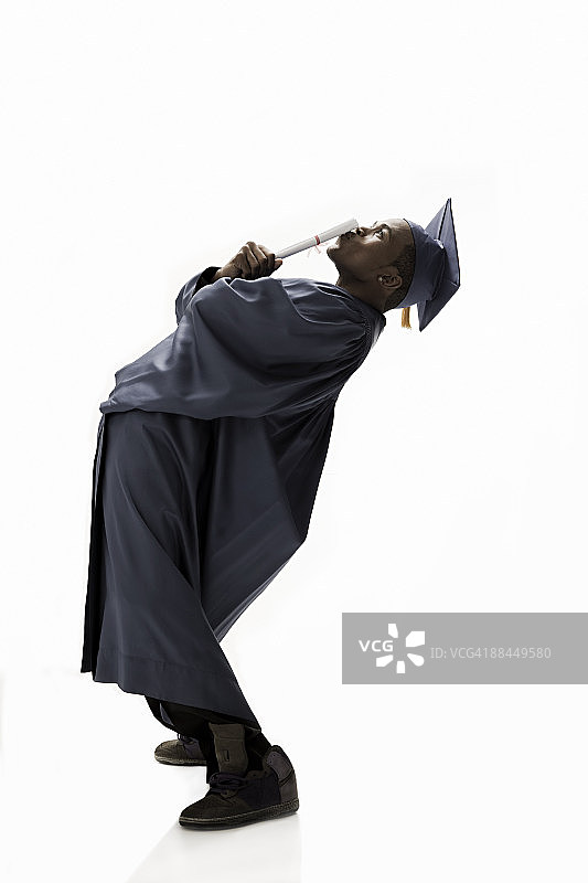 毕业生亲吻毕业证书图片素材