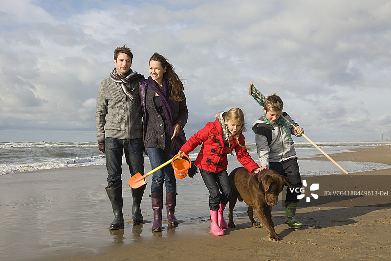 海边的家庭和狗图片素材