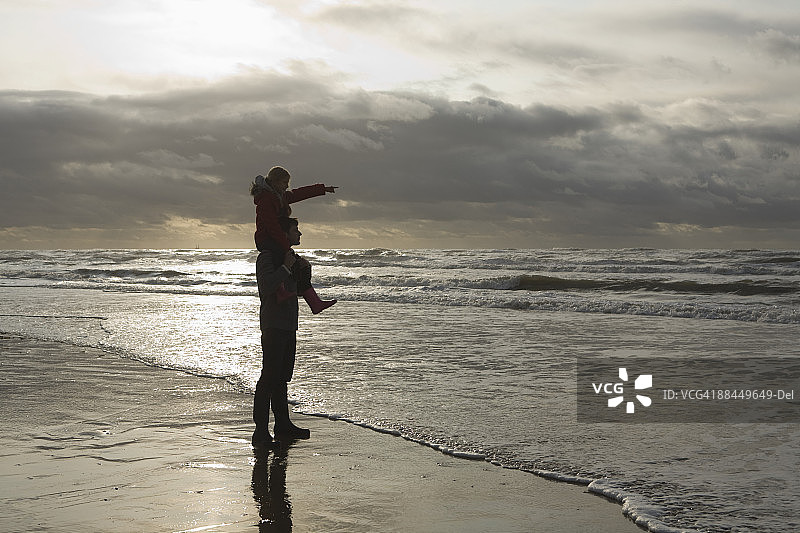 父亲和女儿在海边图片素材