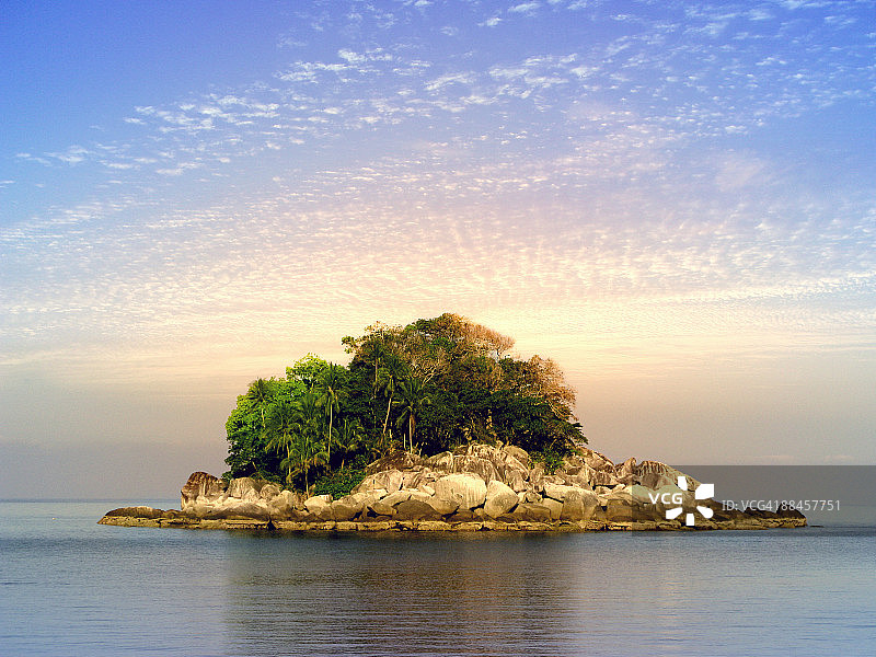 刁曼岛沙浪海滩图片素材