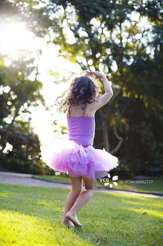 穿着芭蕾舞裙的年轻女孩图片素材