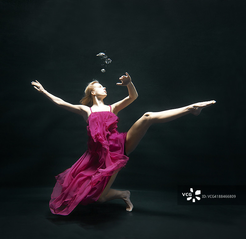 年轻女子在水下跳舞图片素材