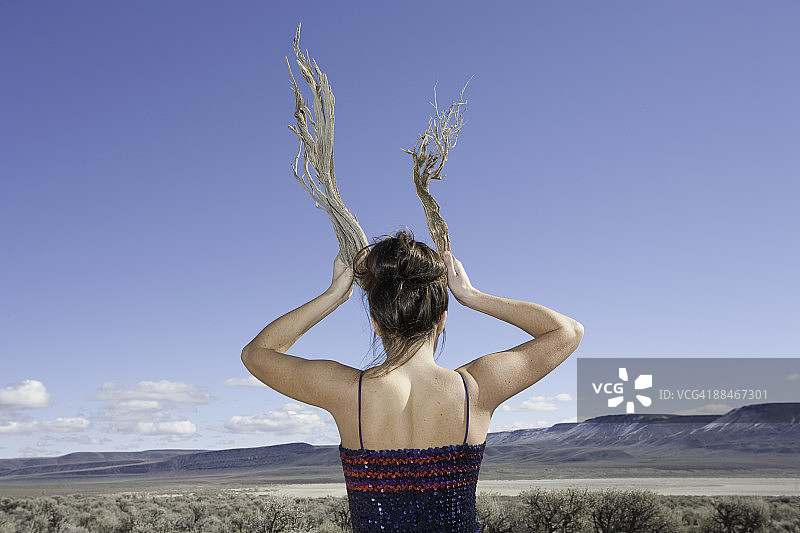 女人头顶举起木棍图片素材