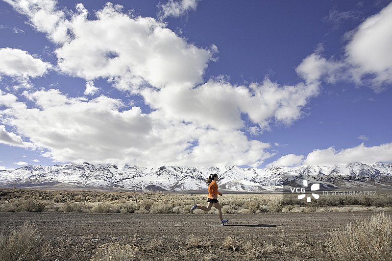 在山区乡村道路上跑步的女人图片素材