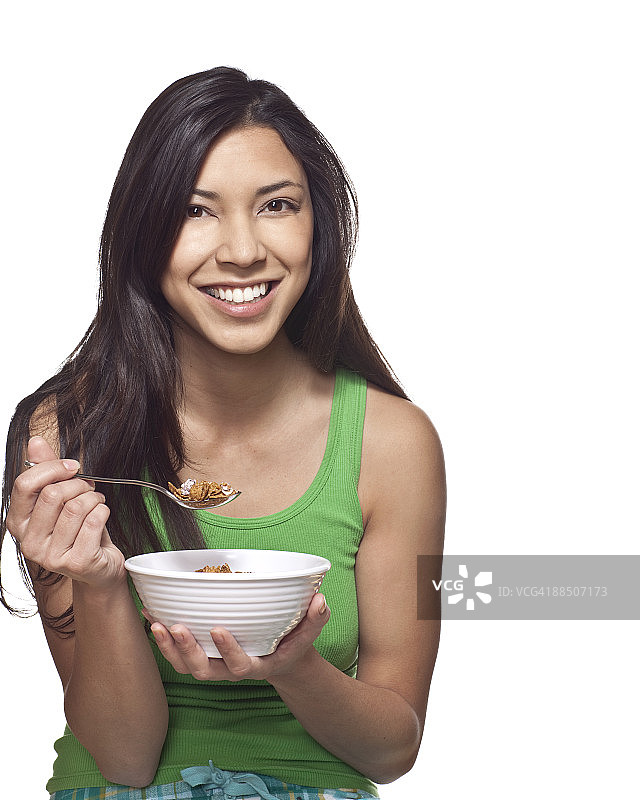 穿着睡衣抱着一碗麦片的女人图片素材