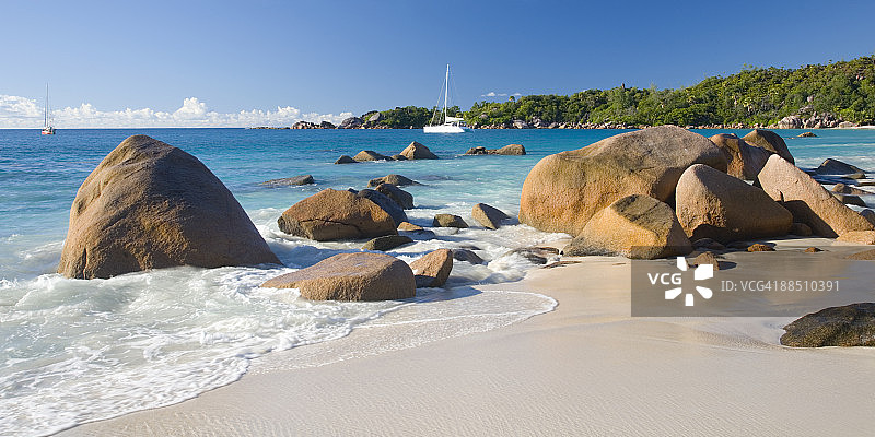 塞舌尔普拉兰岛拉齐奥海湾的岩石海岸图片素材