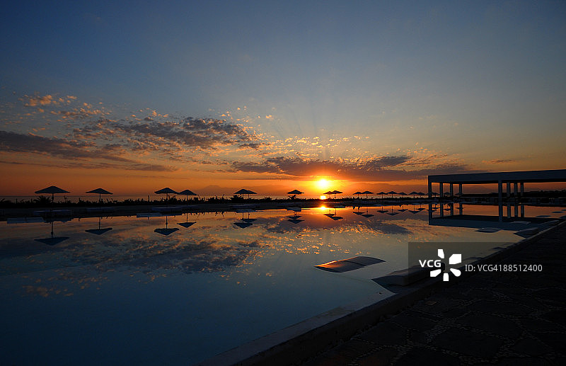 海面日落倒影图片素材