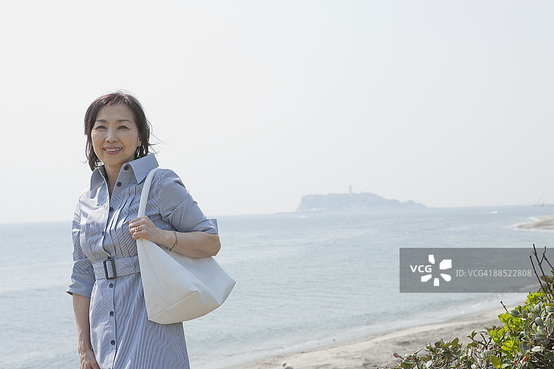 中年妇女站在海滩上图片素材