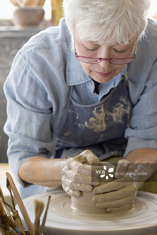 制作陶器的活跃老年妇女图片素材