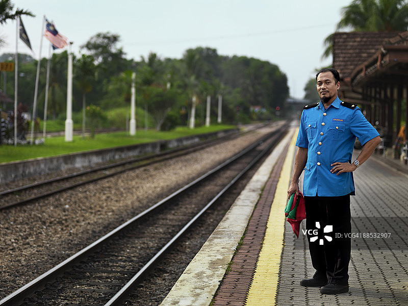 站在站台上的站长图片素材