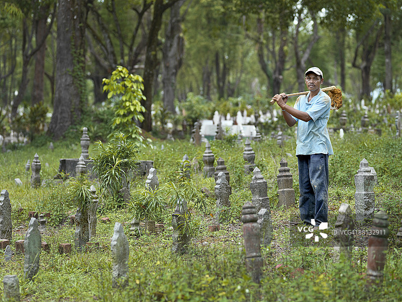 站在墓地里的掘墓人肖像照图片素材