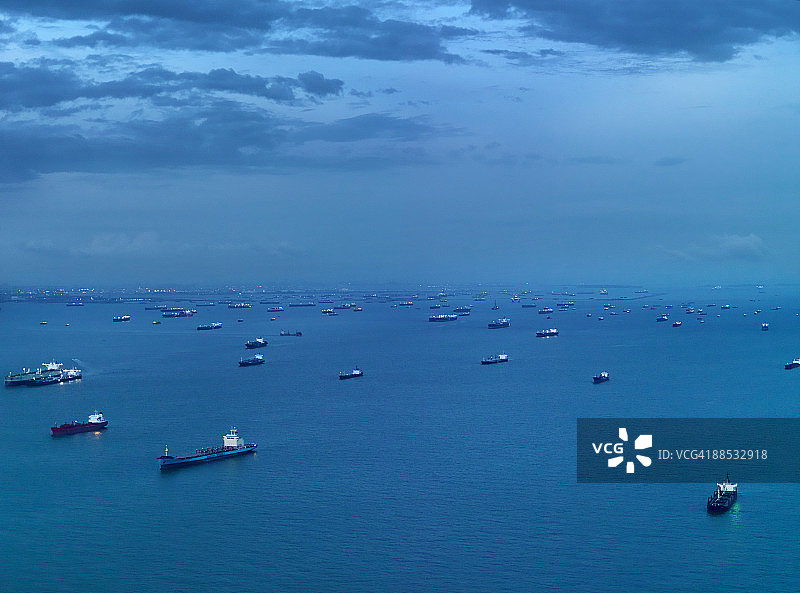 货轮驶向大海图片素材