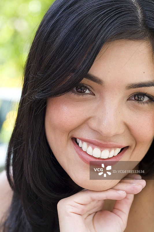 年轻拉丁女性的美容照图片素材