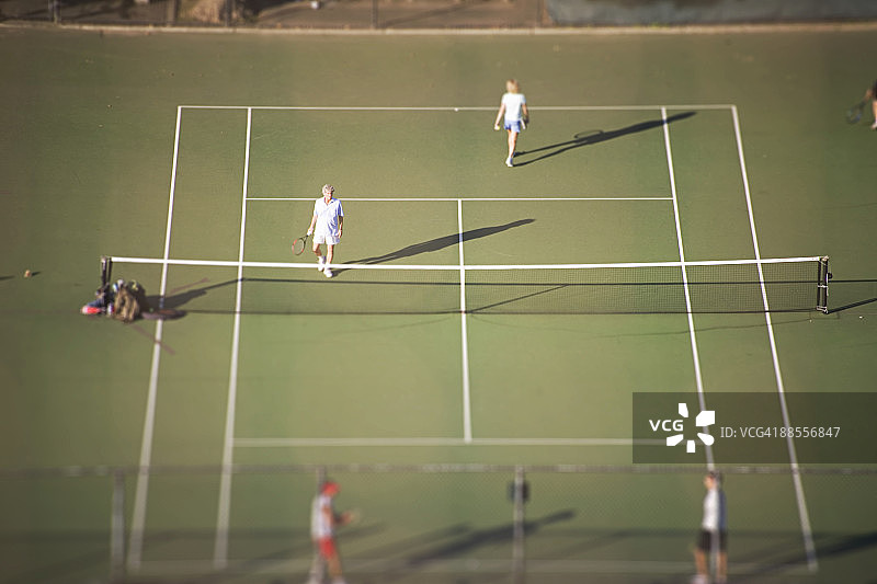 公共球场上的双打网球航拍图片素材