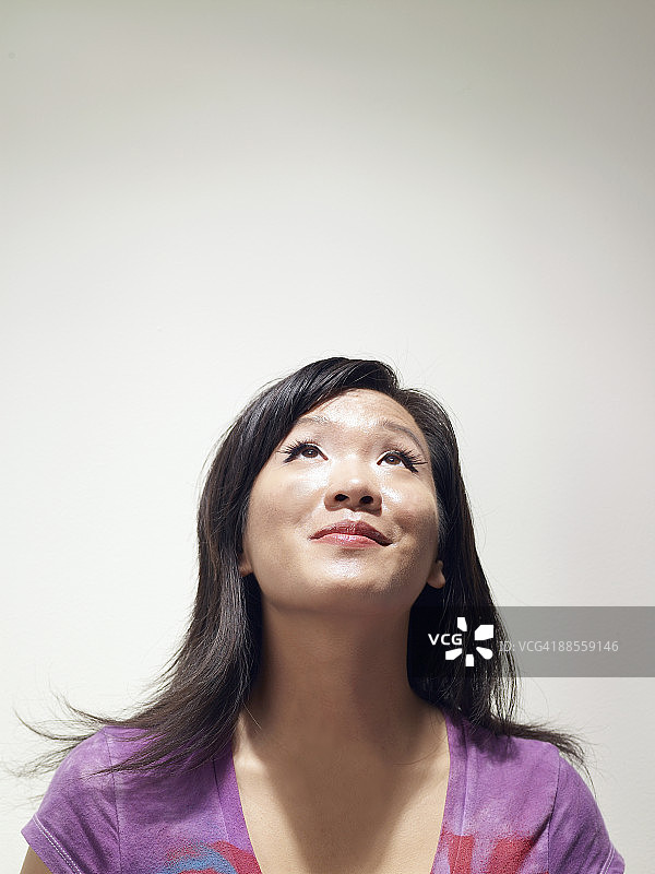 年轻的女人向上看图片素材