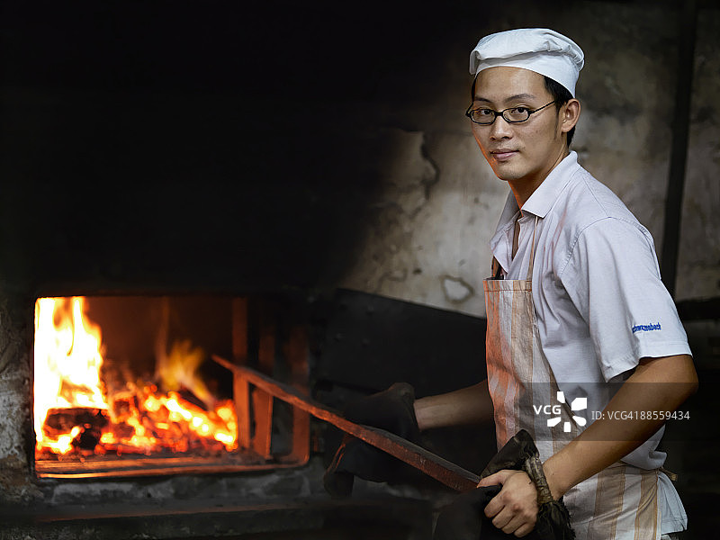 在家族烘焙工厂工作的年轻人图片素材