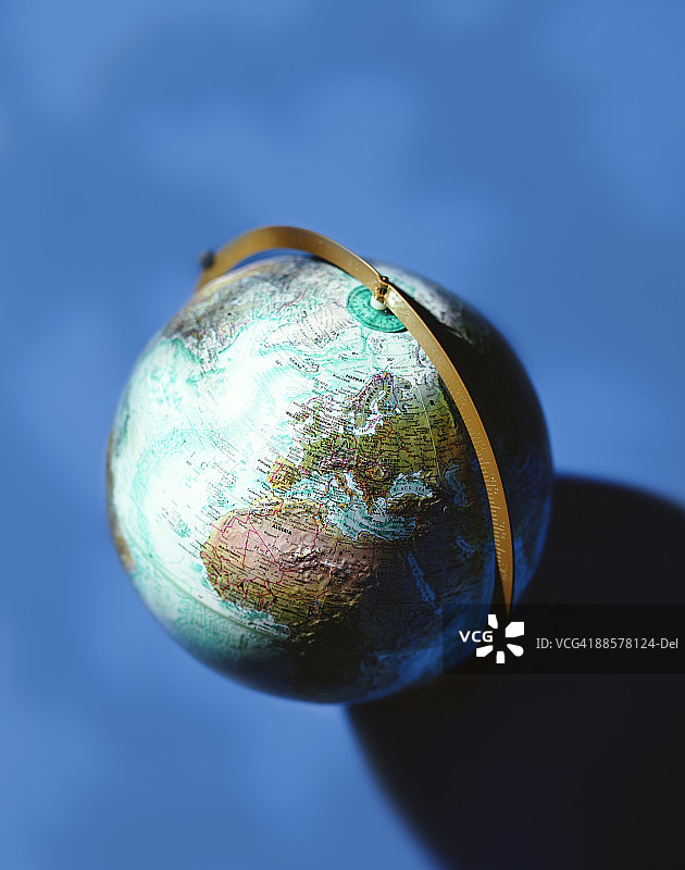 古董地球仪有限景深视图图片素材