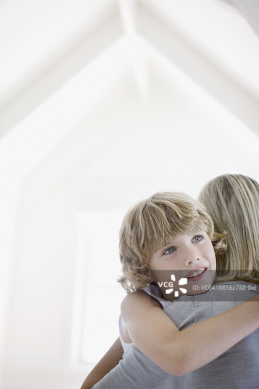 母亲拥抱儿子图片素材