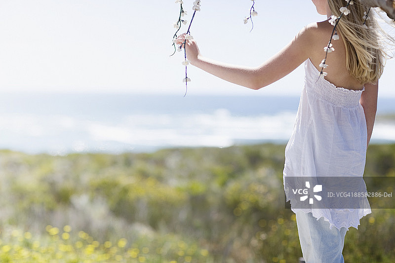 在户外看海的女孩图片素材