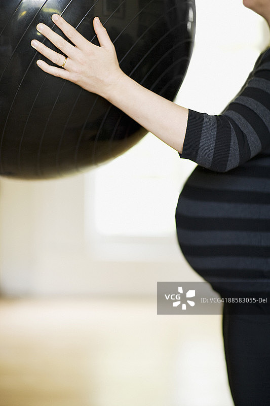 孕妇手拿健身球图片素材