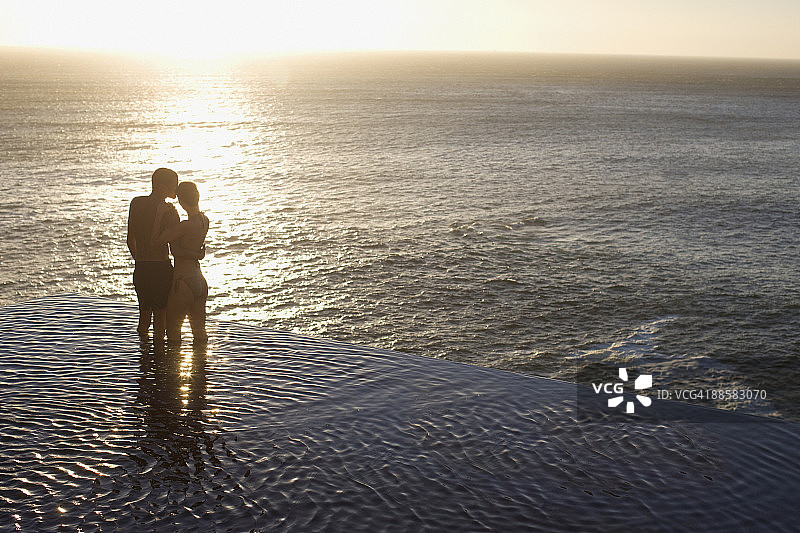 情侣在海边无边泳池拥抱图片素材