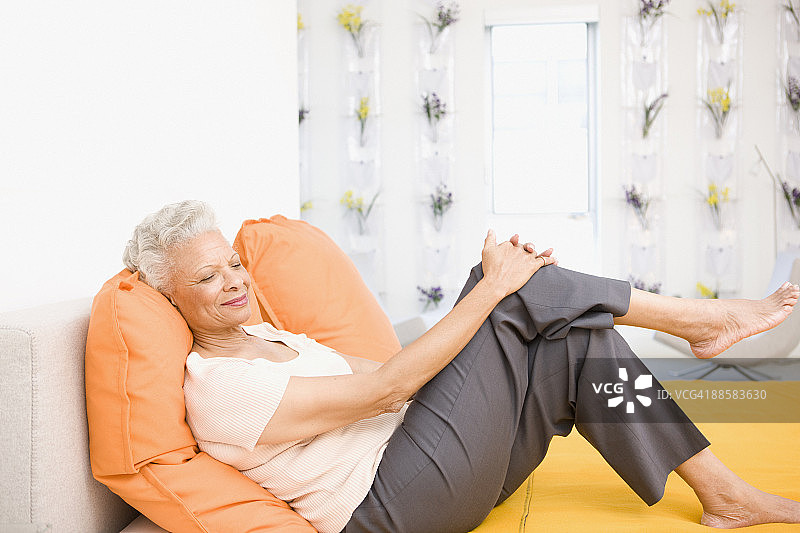 老人在床上放松图片素材