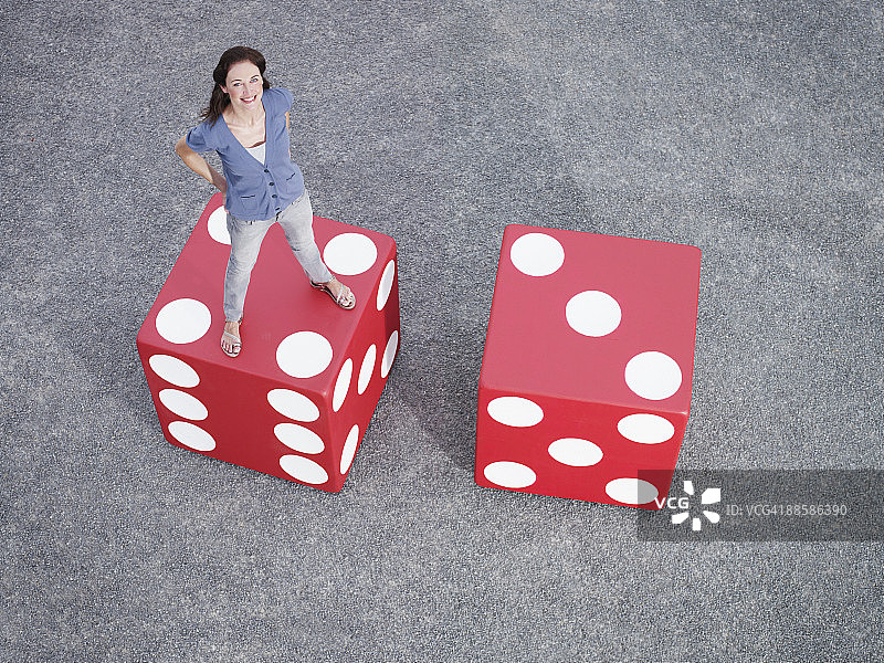 站在巨型骰子上的女人图片素材