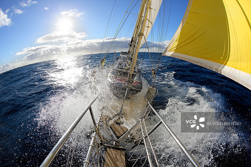 双桅帆船船头的海浪图片素材