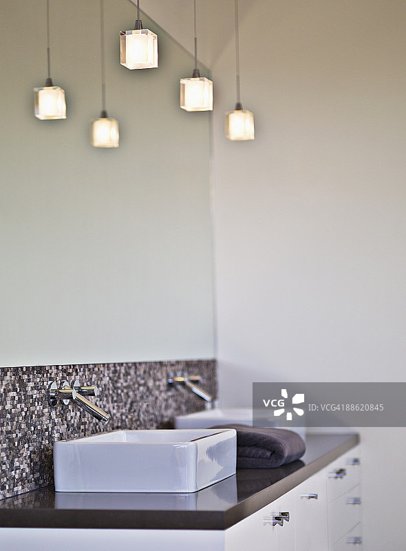 带双水槽的现代浴室图片素材