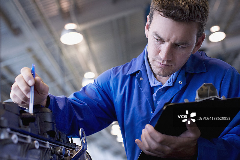 修理工检查发动机图片素材