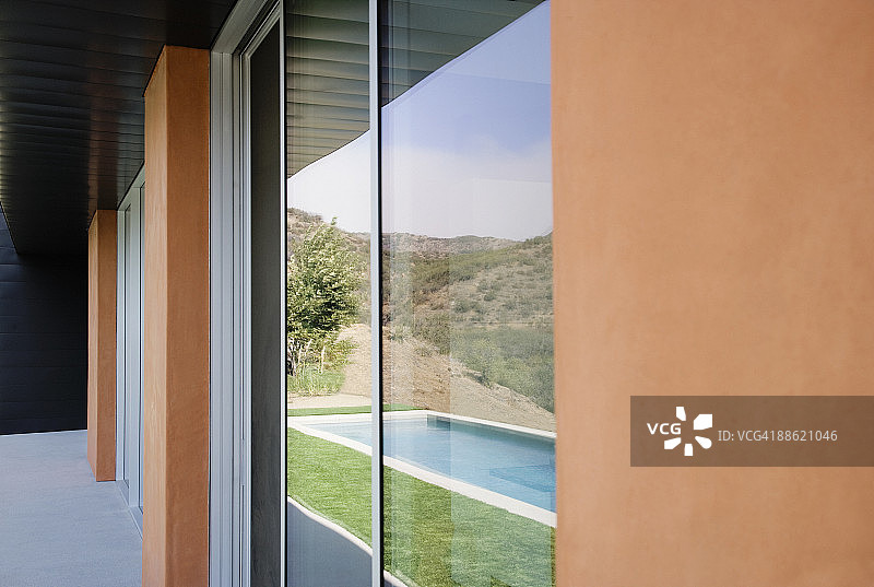 现代住宅的玻璃墙外部景观图片素材