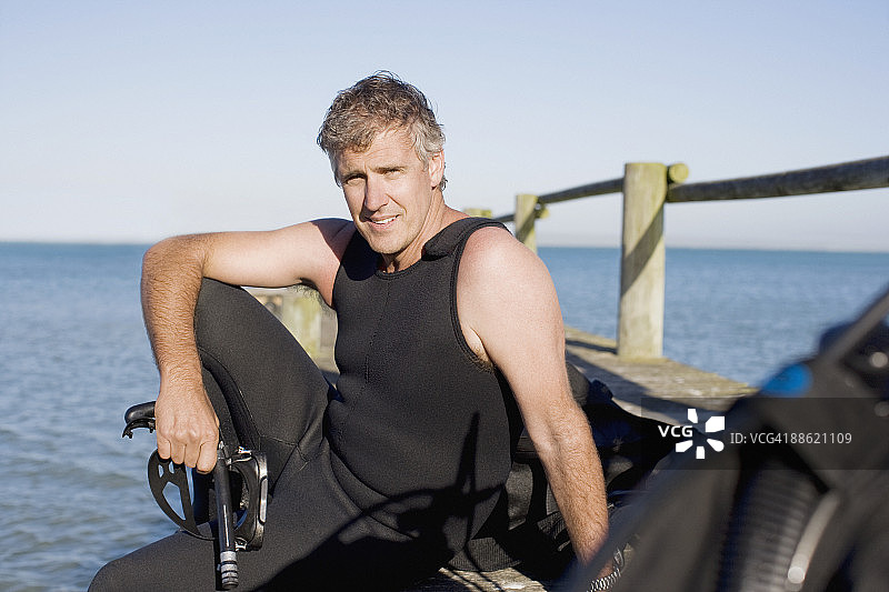 码头上戴着水肺装备的男人图片素材