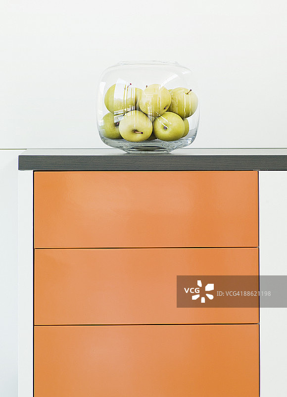 带有玻璃苹果碗的现代柜子图片素材