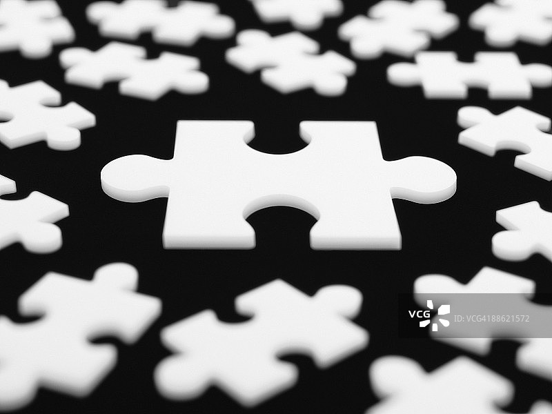 被较小拼图块围绕的大型拼图块图片素材