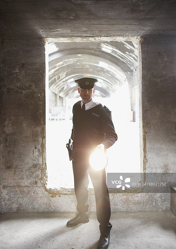 保安用手电筒检查掩体图片素材