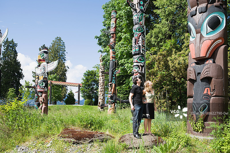 情侣观看图腾柱图片素材