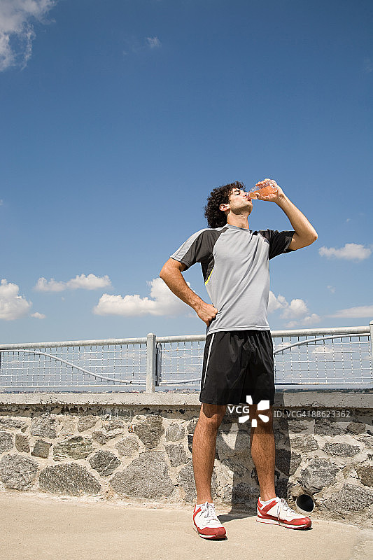 跑步者饮水图片素材