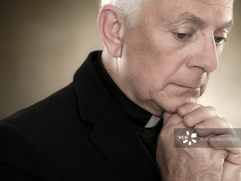 祈祷的牧师图片素材