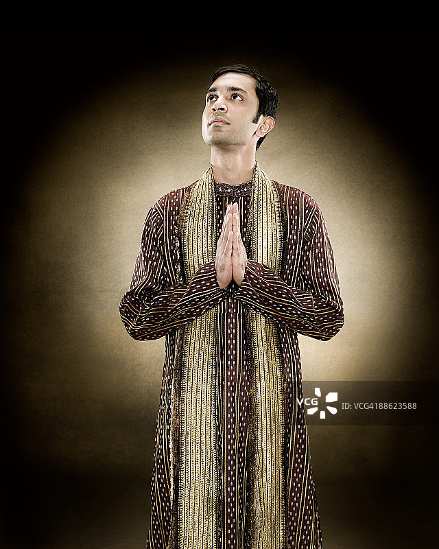 祈祷的印度教男人图片素材