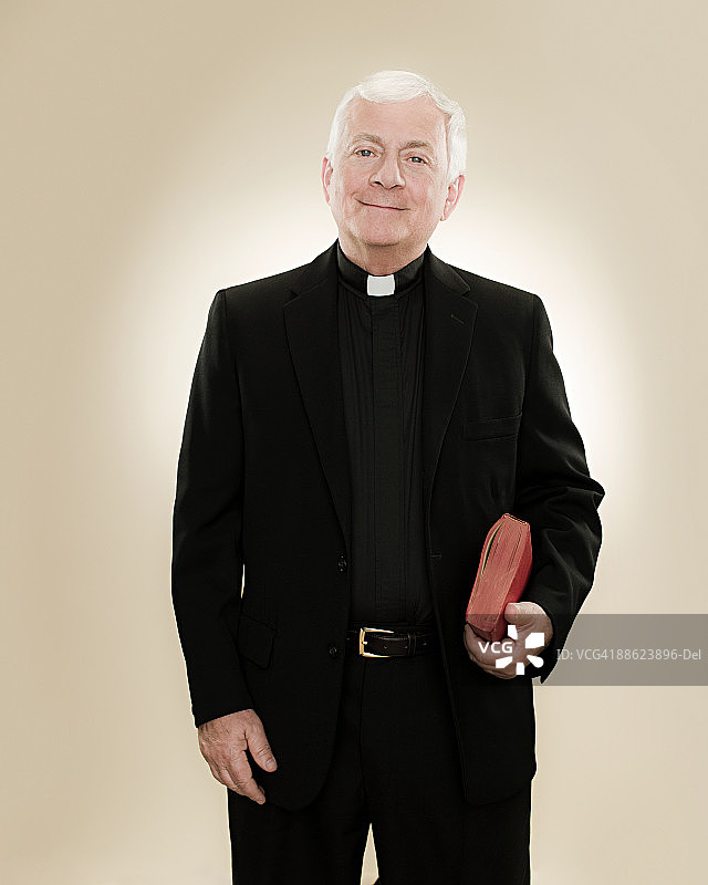 手持圣经的牧师肖像图片素材