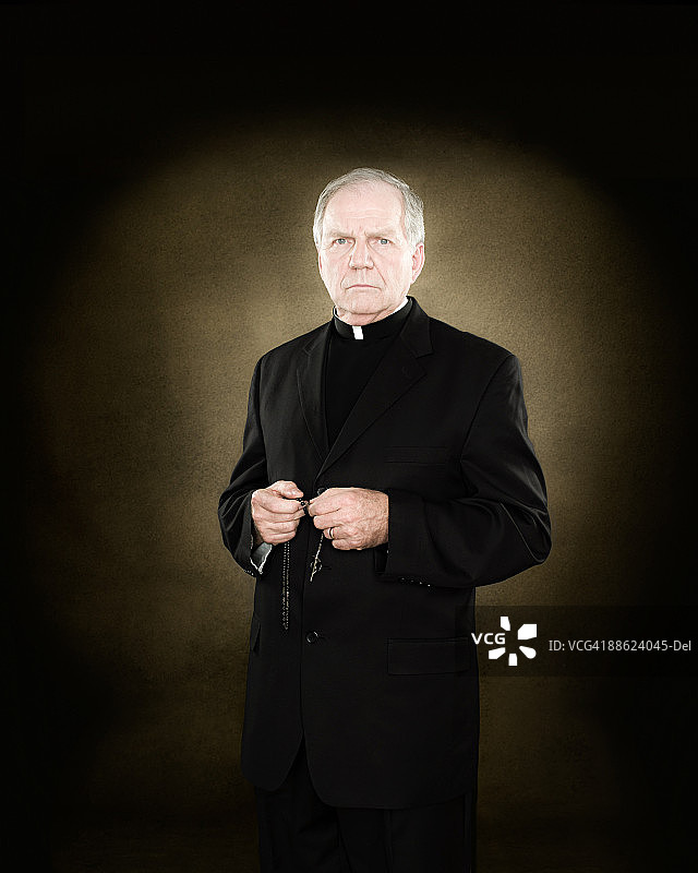 手持念珠的祭司图片素材