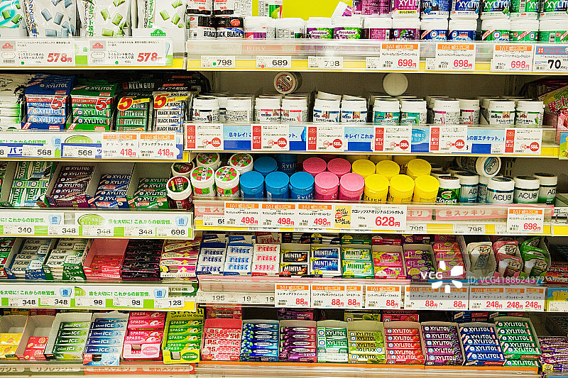 超市货架上的口香糖图片素材