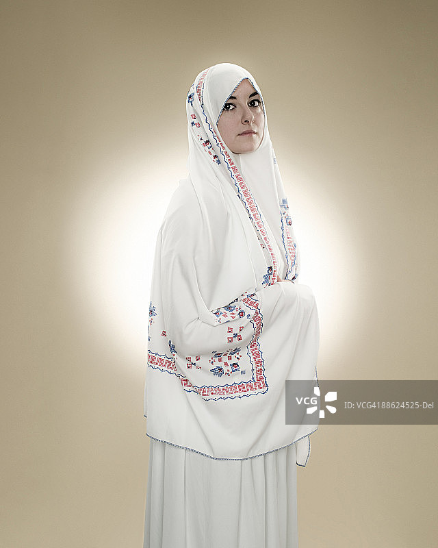 年轻穆斯林女人的肖像图片素材
