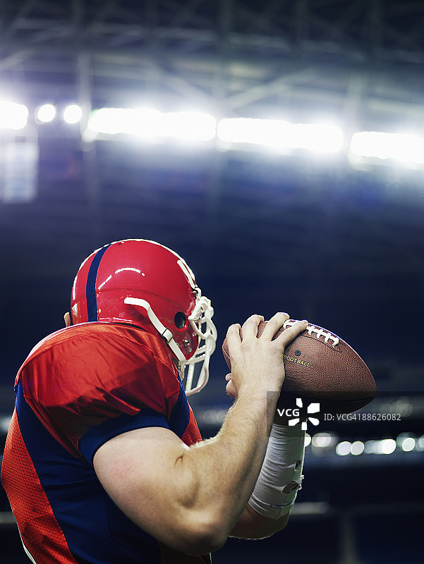 准备投掷的橄榄球四分卫图片素材