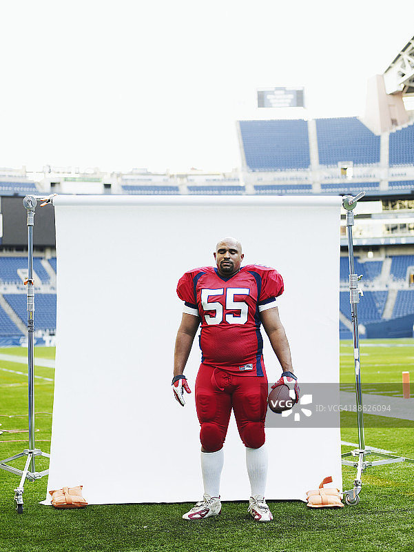 白色背景前的足球运动员图片素材