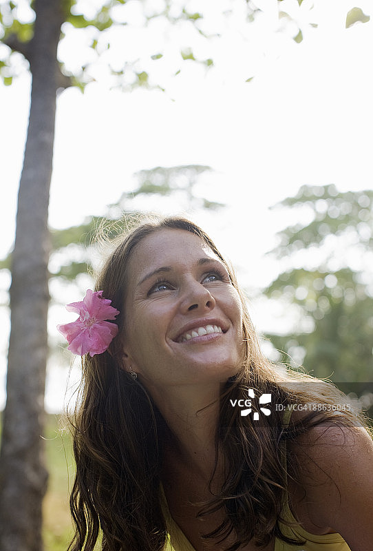 热带风情中的年轻女子人像图片素材