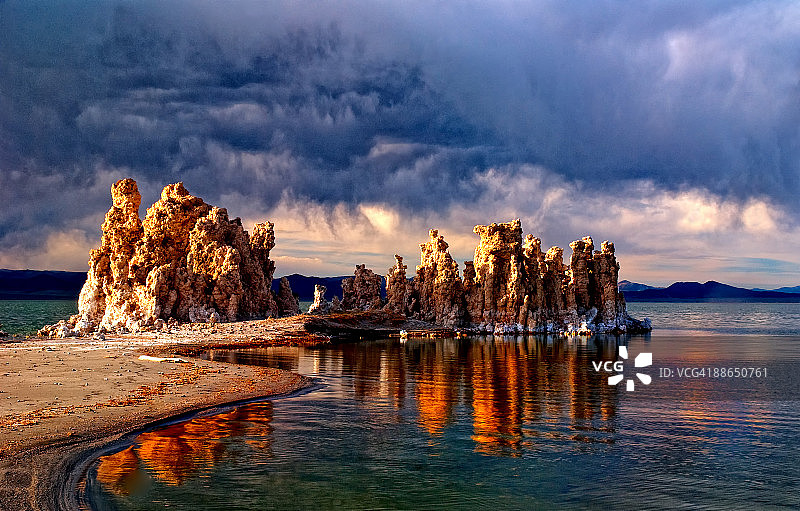 莫诺湖凝灰岩上的风暴图片素材